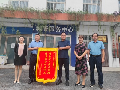 城管助企暖人心，企業(yè)致謝送錦旗——輕紡原料市場(chǎng)的溫情一幕